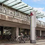 Sanders Arena - Precious One-Bedroom Apartment Close To Metro Station