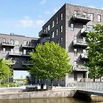 Sanders Arena - Precious One-Bedroom Apartment Close To Metro Station