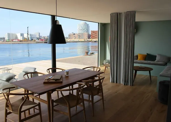 Poshtel Popup