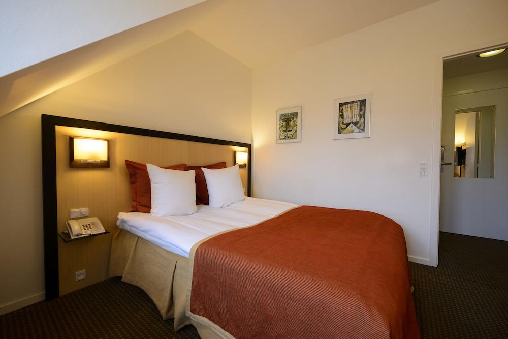Ascot Hotel