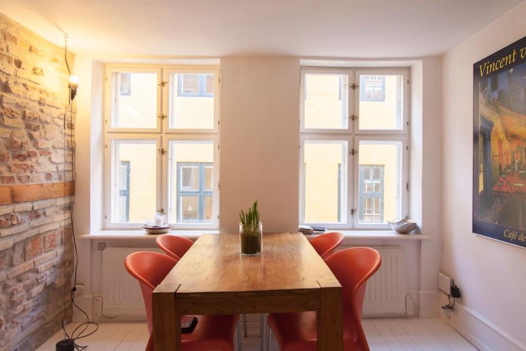 On Main Walking Street, Built In 1728! Apartment *