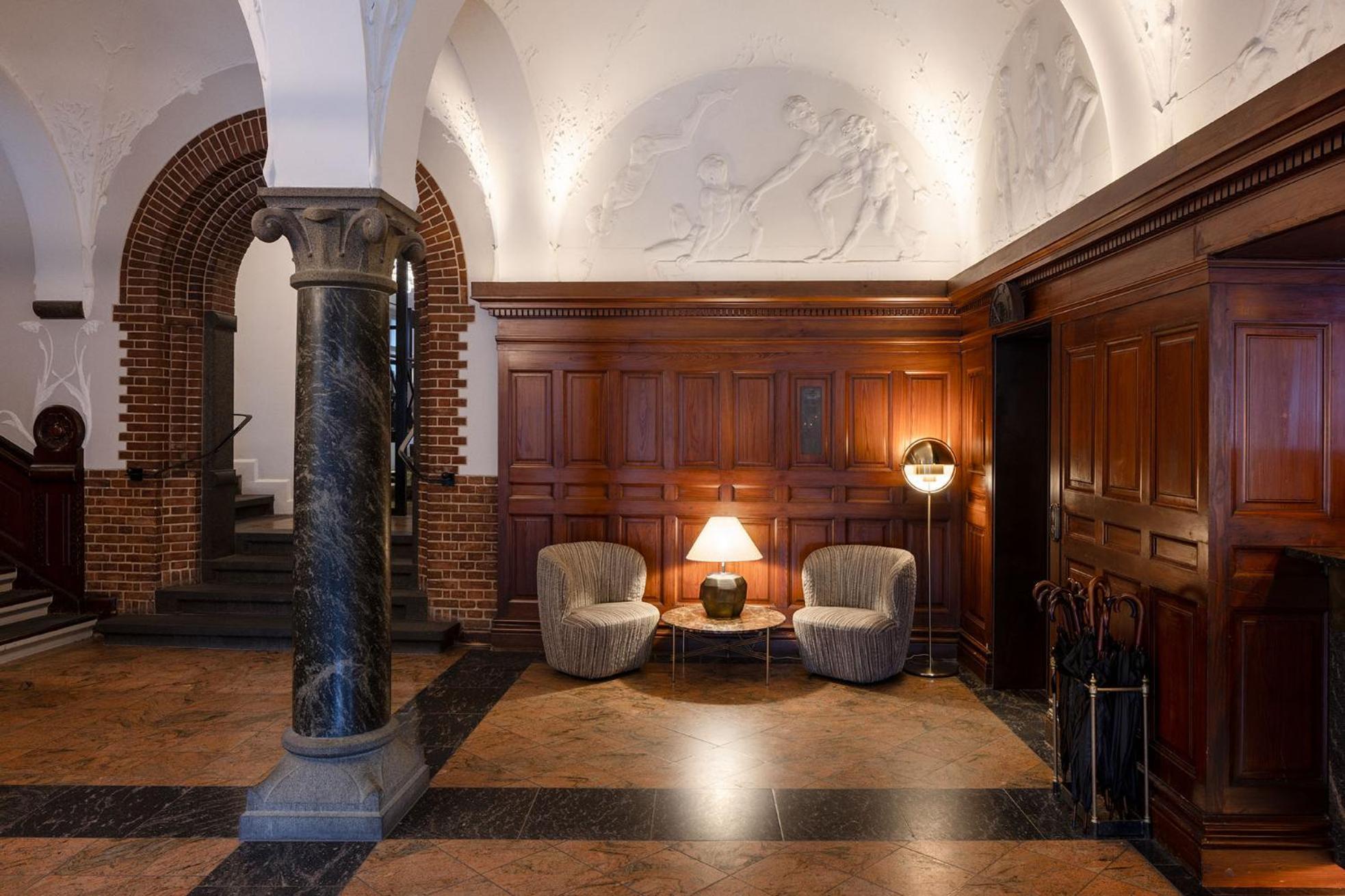 Ascot Hotel