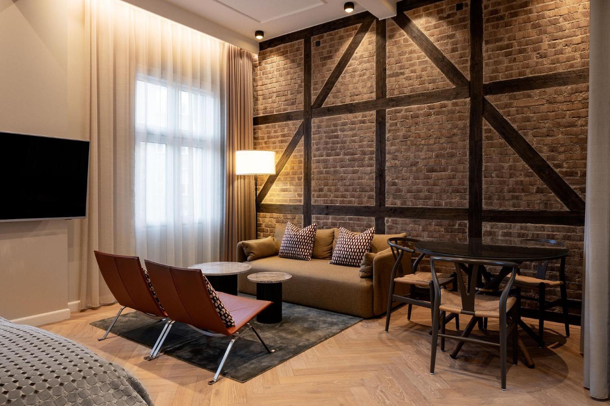 Ascot Hotel 4*