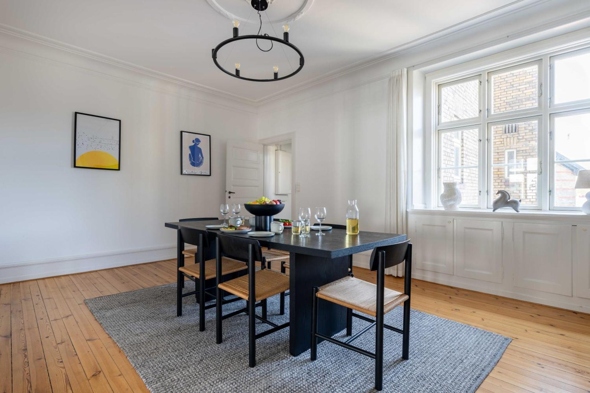 Spacious 3 Bedroom Flat In Peaceful Area Apartment