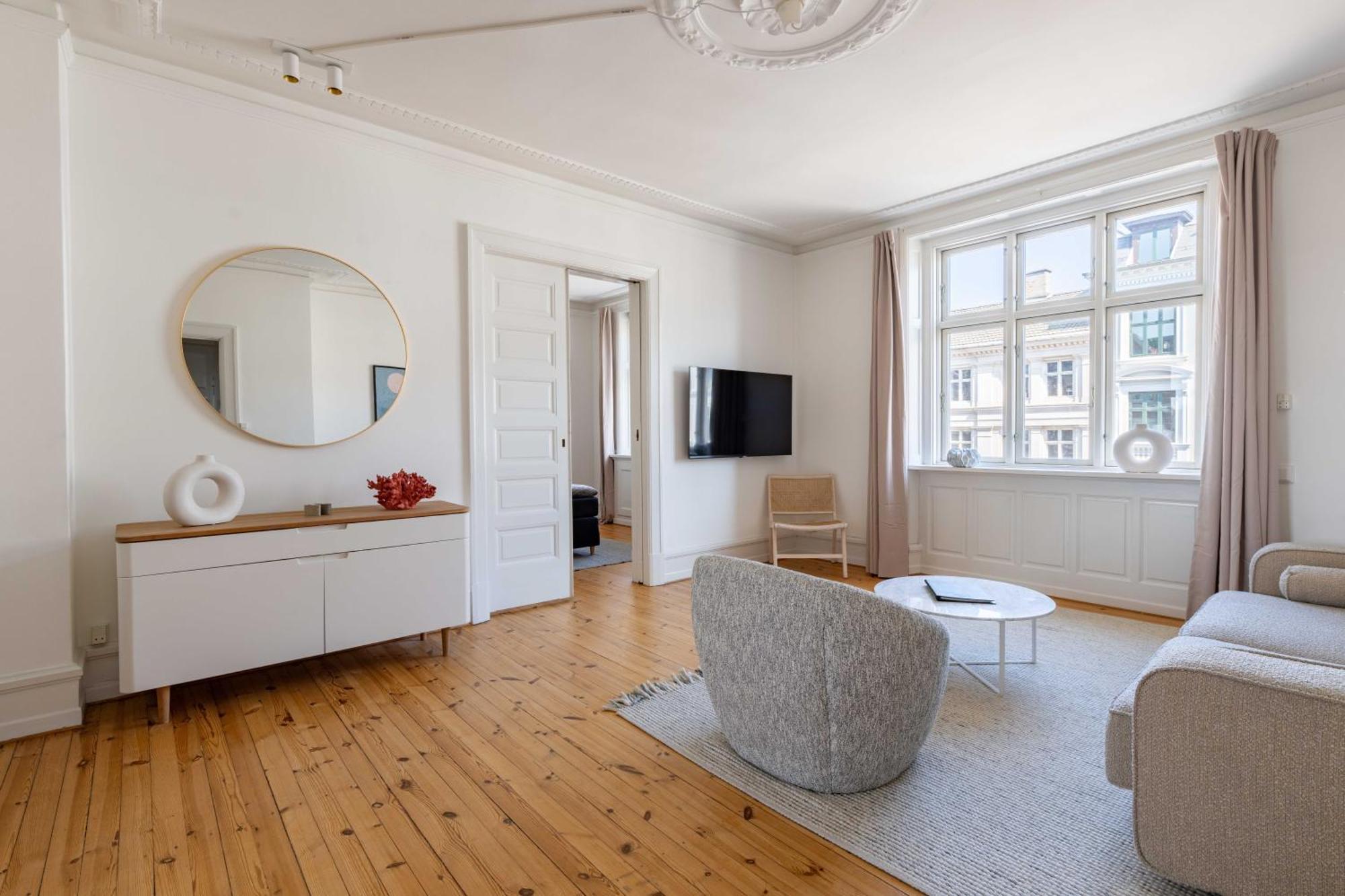Spacious 3 Bedroom Flat In Peaceful Area