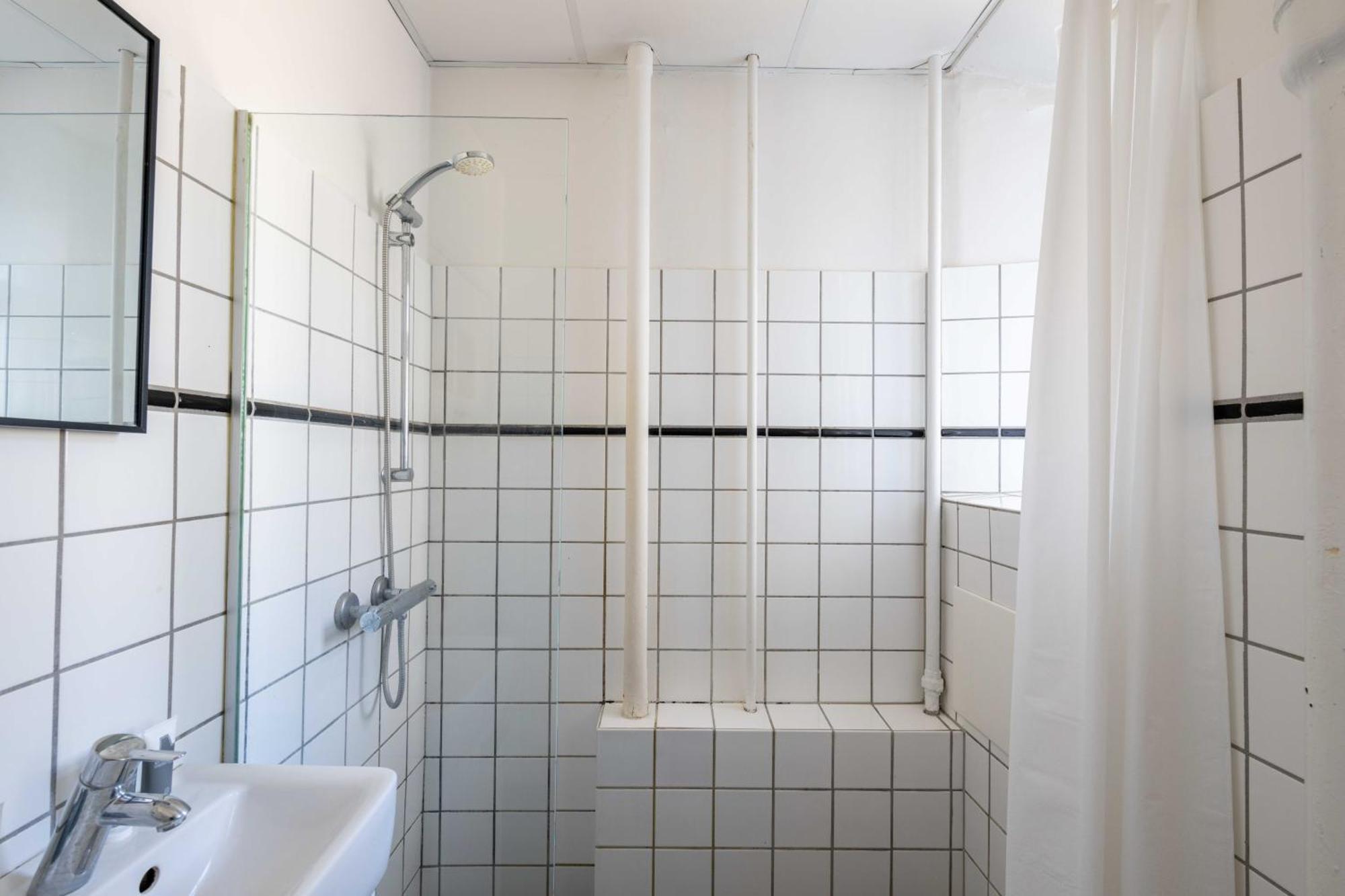 Apartment Spacious 3 Bedroom Flat In Peaceful Area *