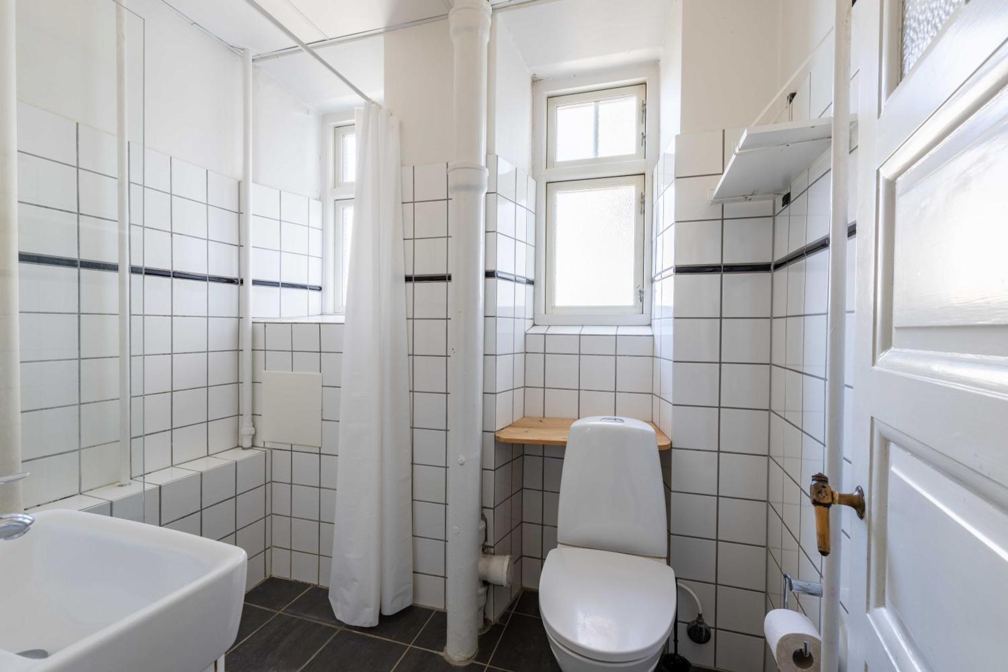 Apartment Spacious 3 Bedroom Flat In Peaceful Area *