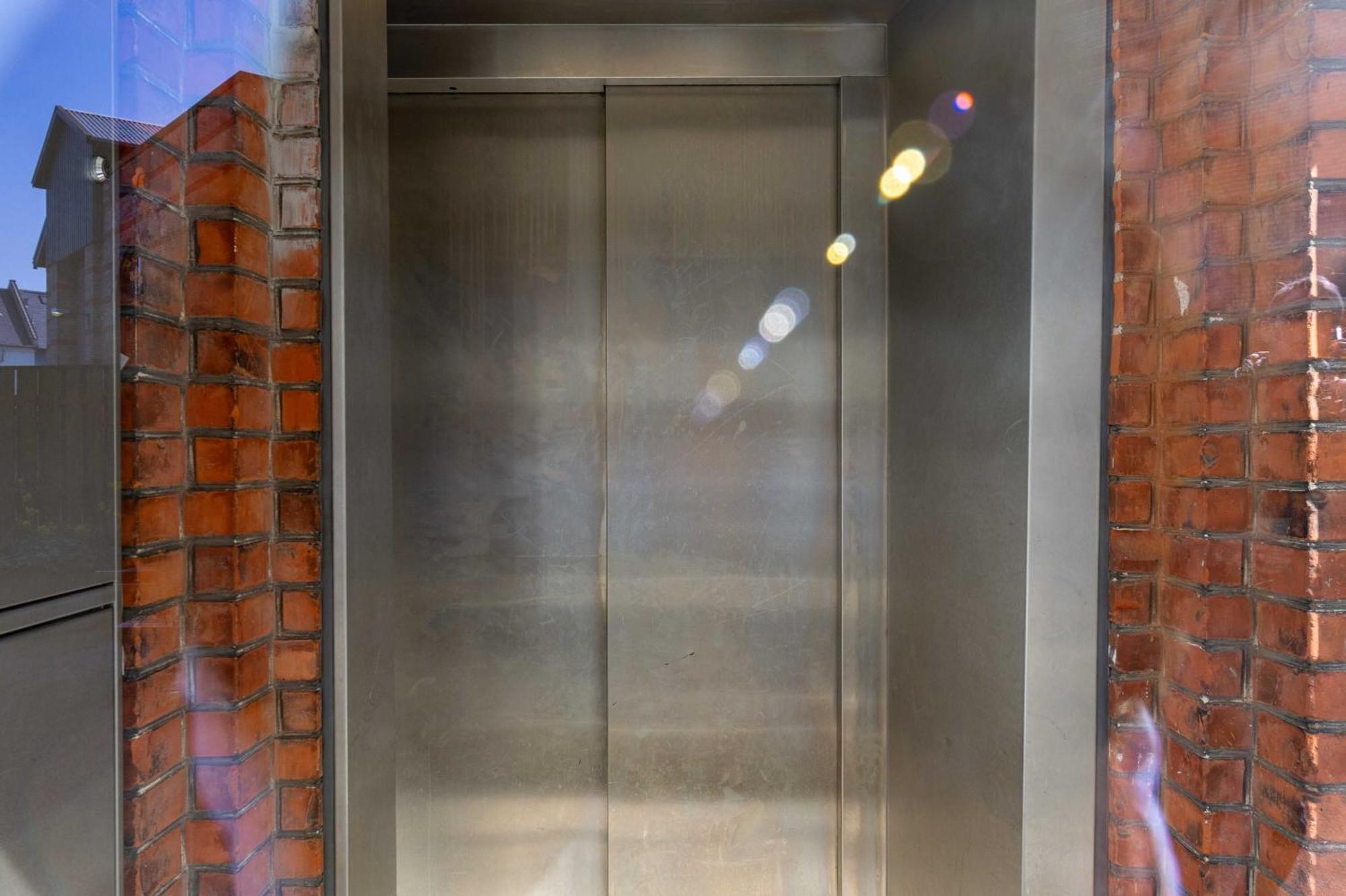 Spacious 3 Bedroom Flat In Peaceful Area *