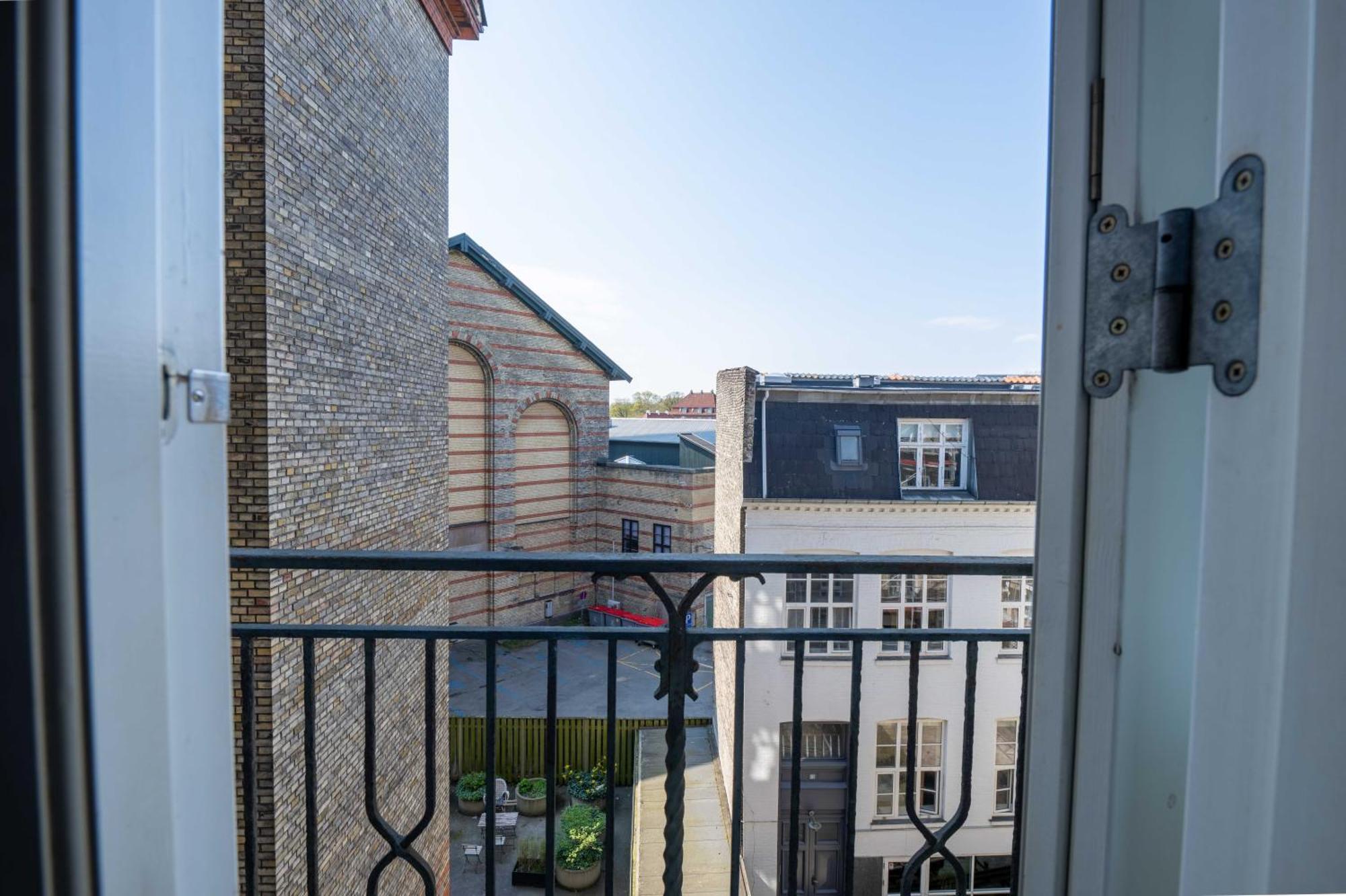 Spacious 3 Bedroom Flat In Peaceful Area Apartment
