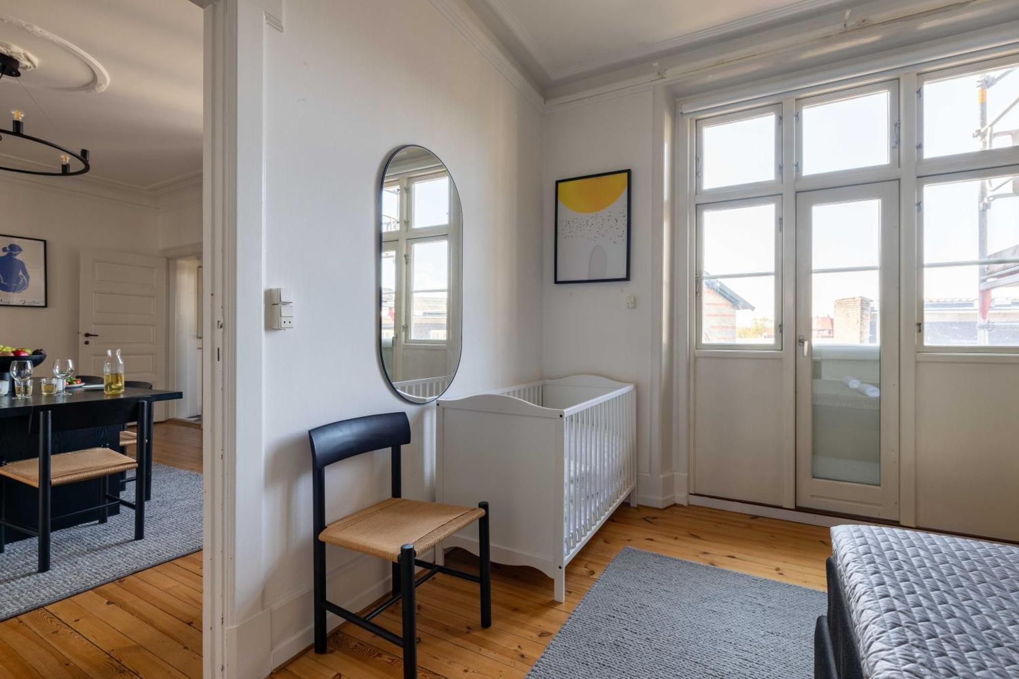 Spacious 3 Bedroom Flat In Peaceful Area *