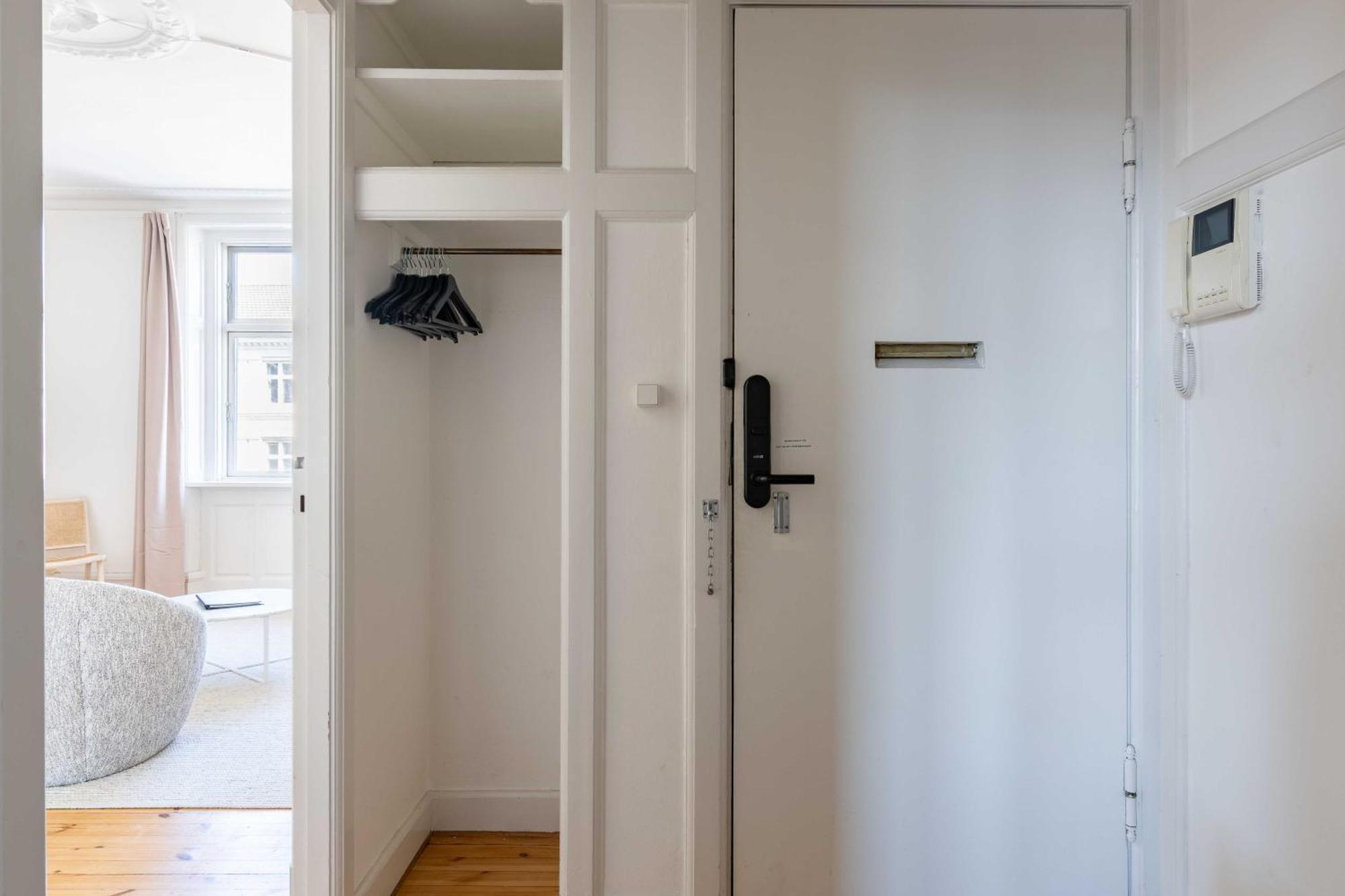 Spacious 3 Bedroom Flat In Peaceful Area
