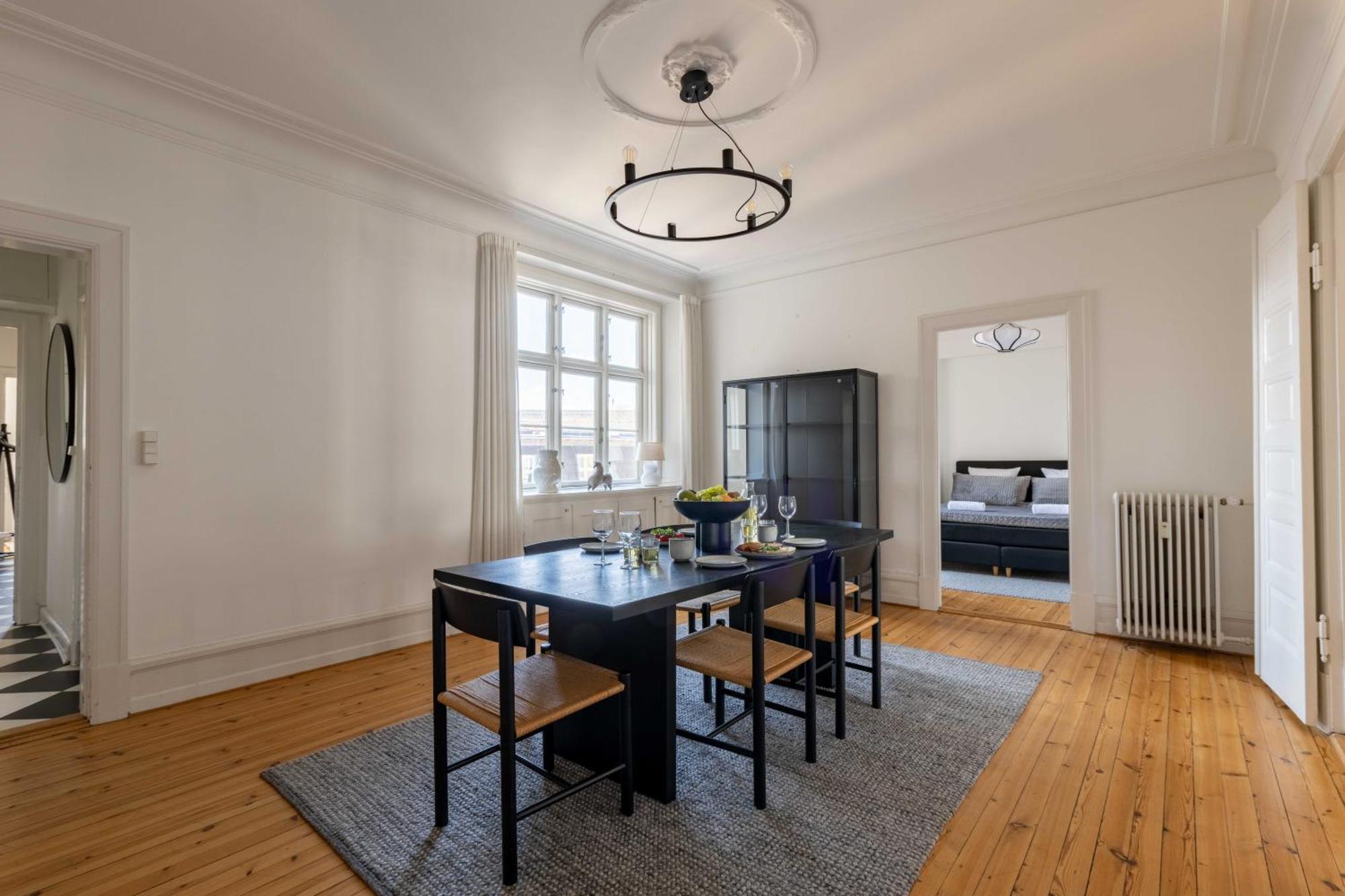 Apartment Spacious 3 Bedroom Flat In Peaceful Area *