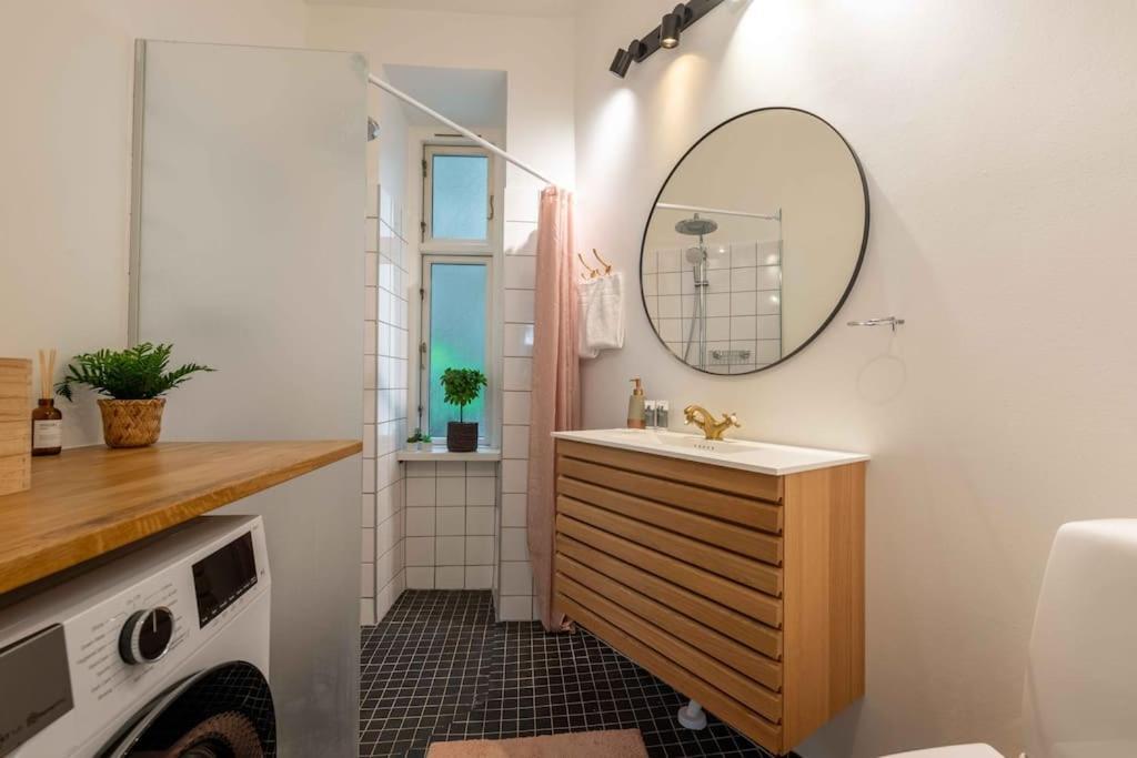 2br Next To The Lakes Apartment