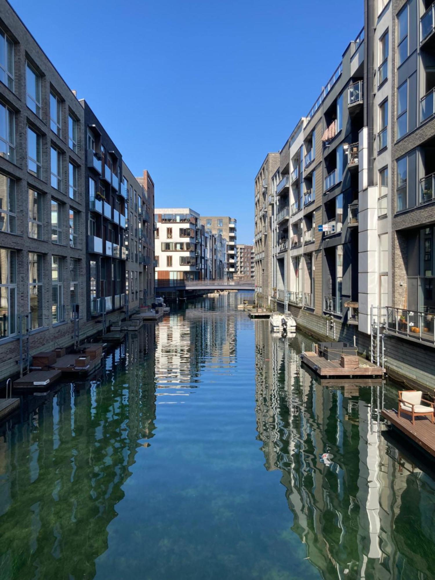 With Canal View Huoneisto