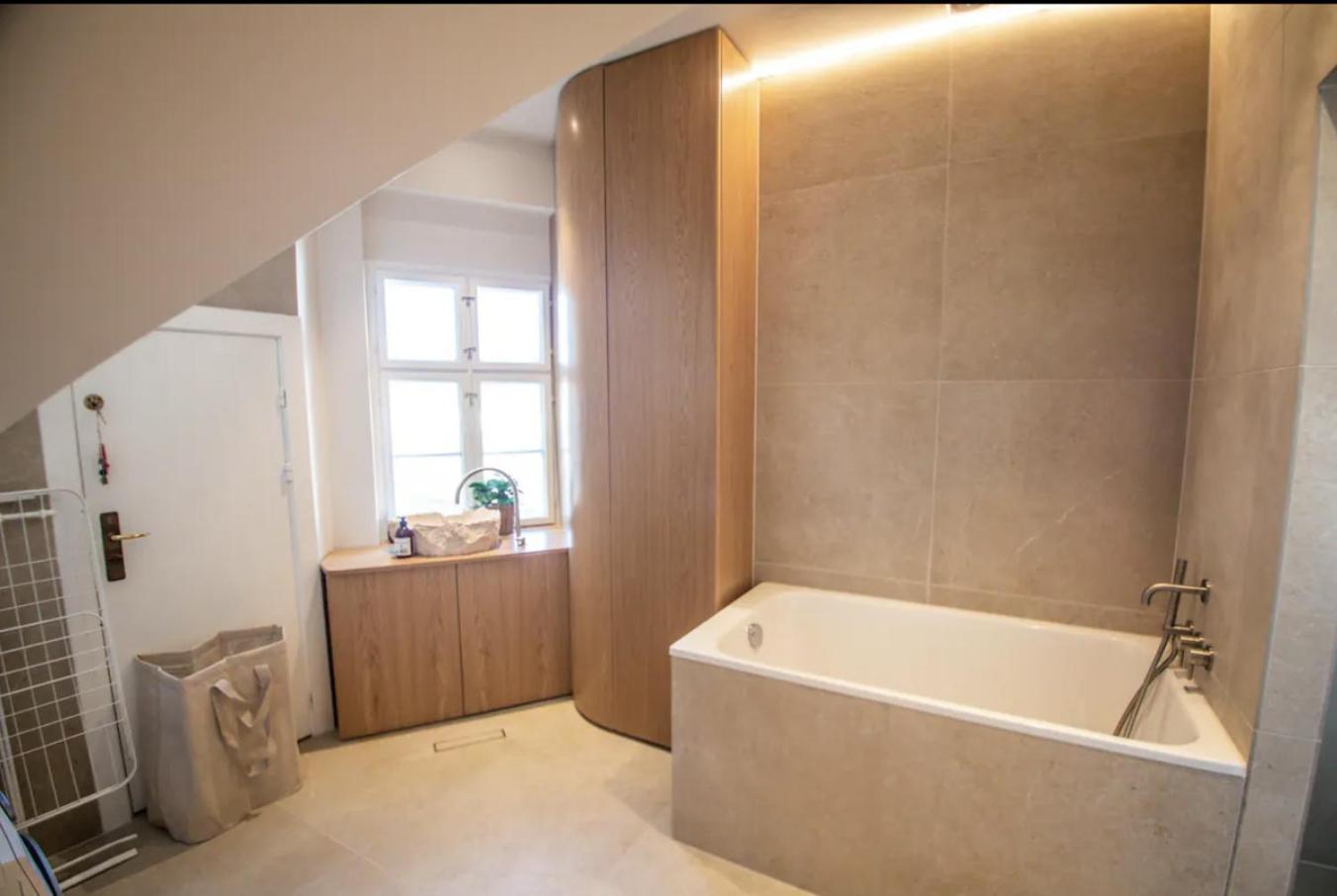 Stunning Penthouse A Location Apartment *