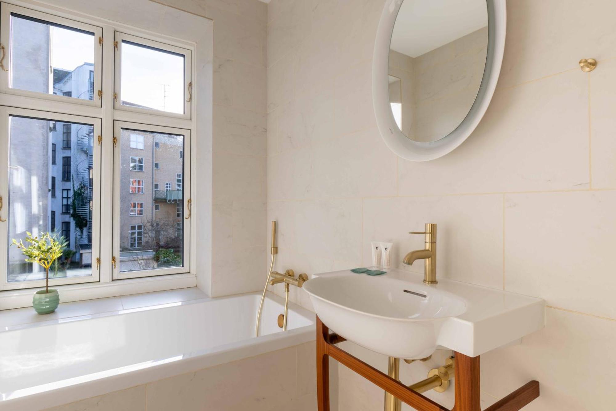 Lovely By W Bathtub And Balcony Apartment
