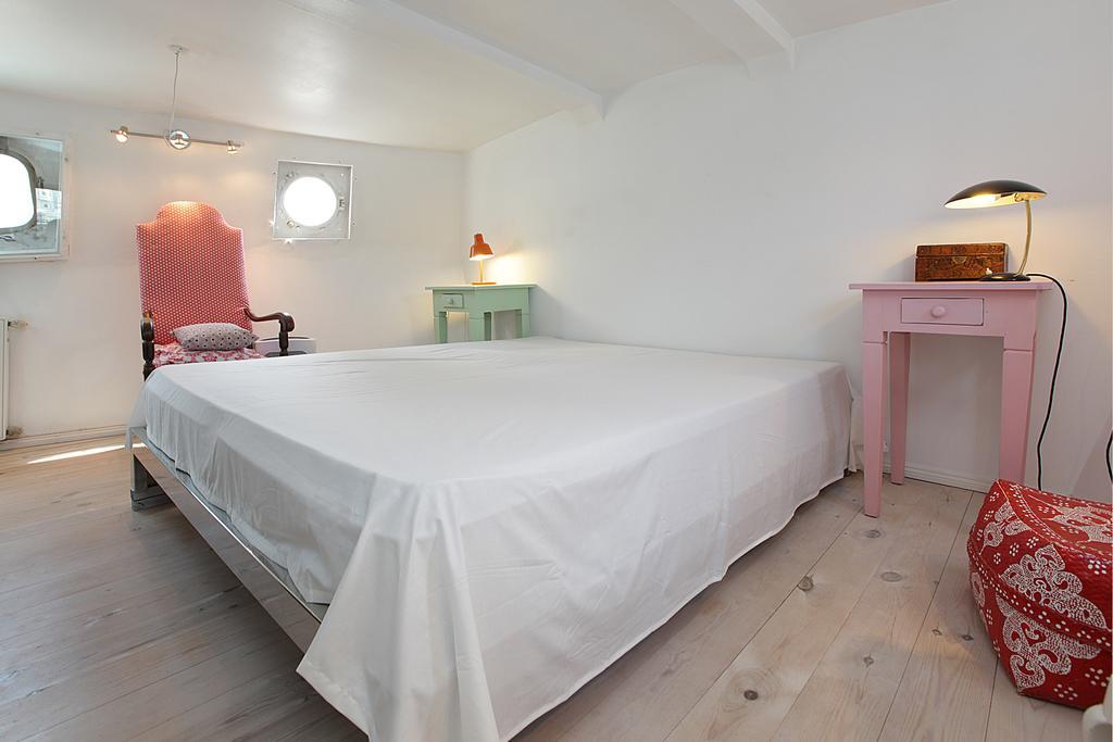 Botel Houseboat 3*