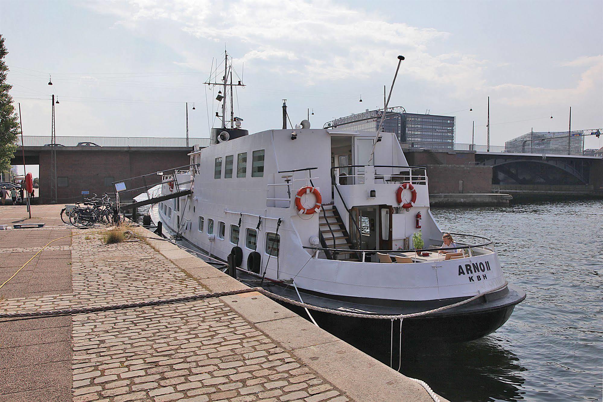 Houseboat Botel