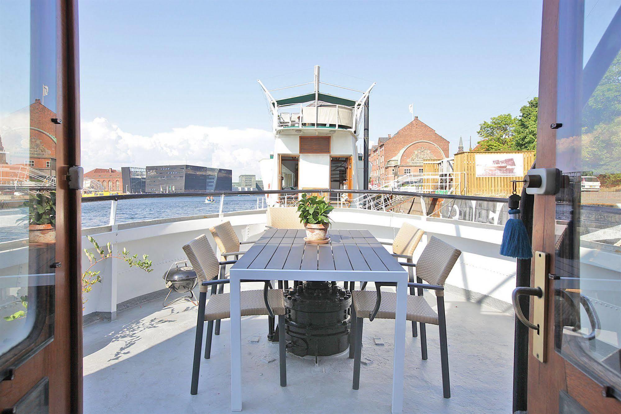 Houseboat 3*