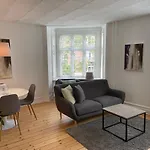 Bright 2-Bedroom Apartment In Elegant Osterbro