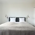 Beautiful 3 Bedroom Apartment Near Shopping & Metro