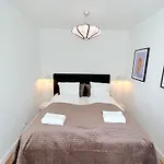 Amazing Apartment Near Tivoli Gardens & Copenhagen City Hall Square