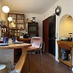 Cozy City Center Chambers With Kitchen And Garden