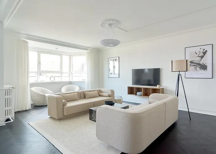 Beautiful 3 Bedroom Apartment Near Shopping & Metro