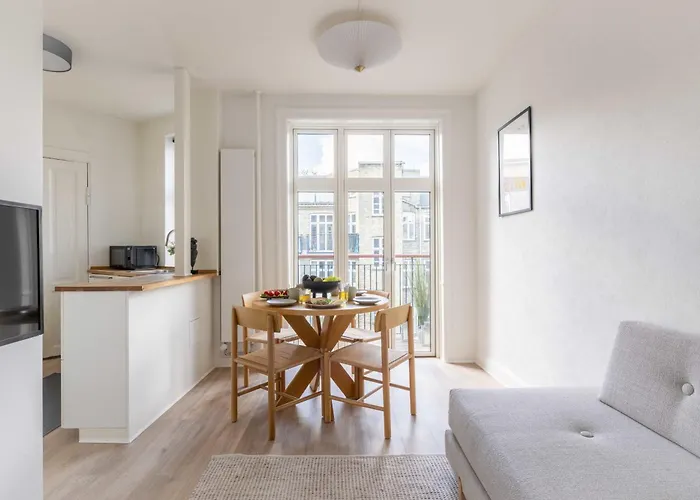 Cozy & Bright Apartment In Peaceful Area