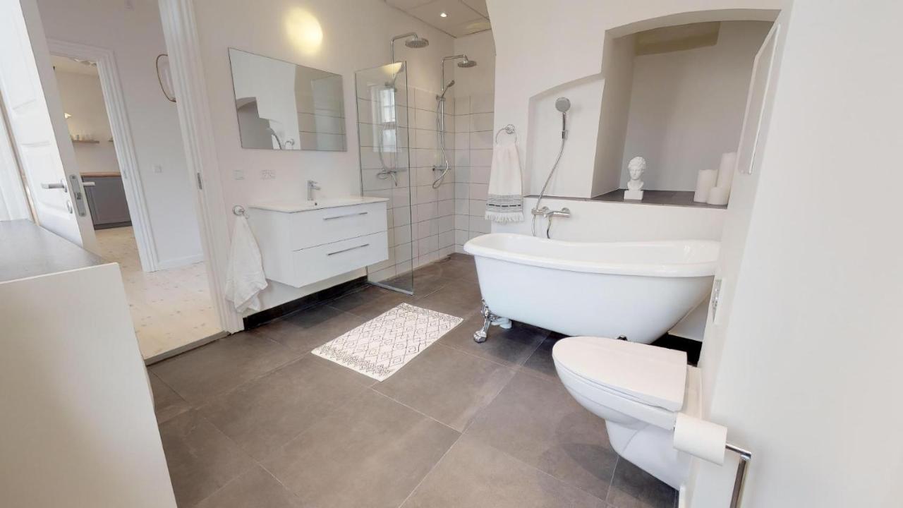 Big 4 Bedroom Flat With Bathtub By Cph Hall Square