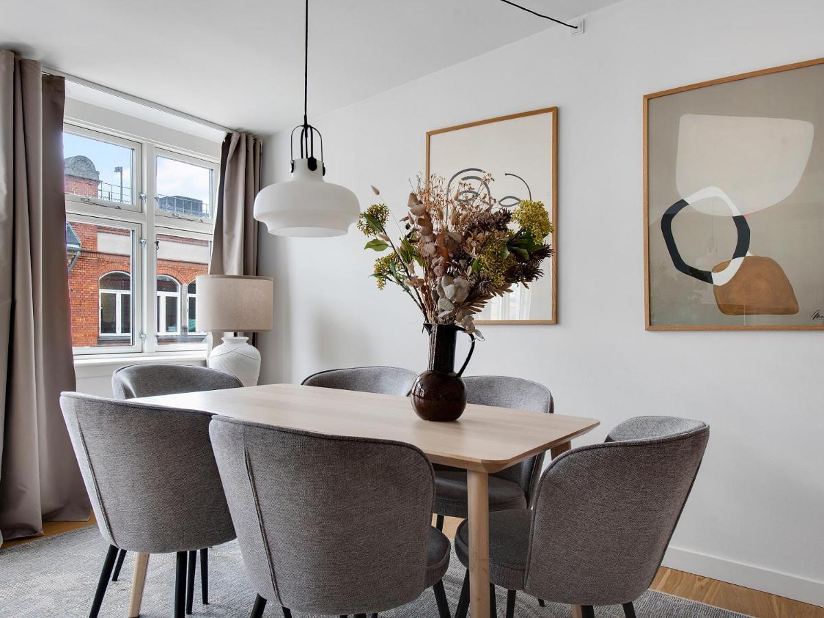 Sanders Leaves - Precious Two-bedroom Penthouse In Downtown Apartment