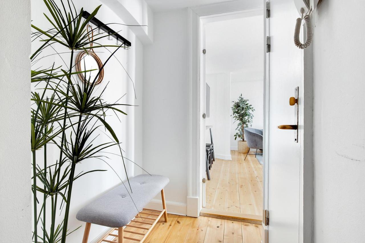 Sanders Central - Petite One-bedroom In The Middle Of It All Apartment