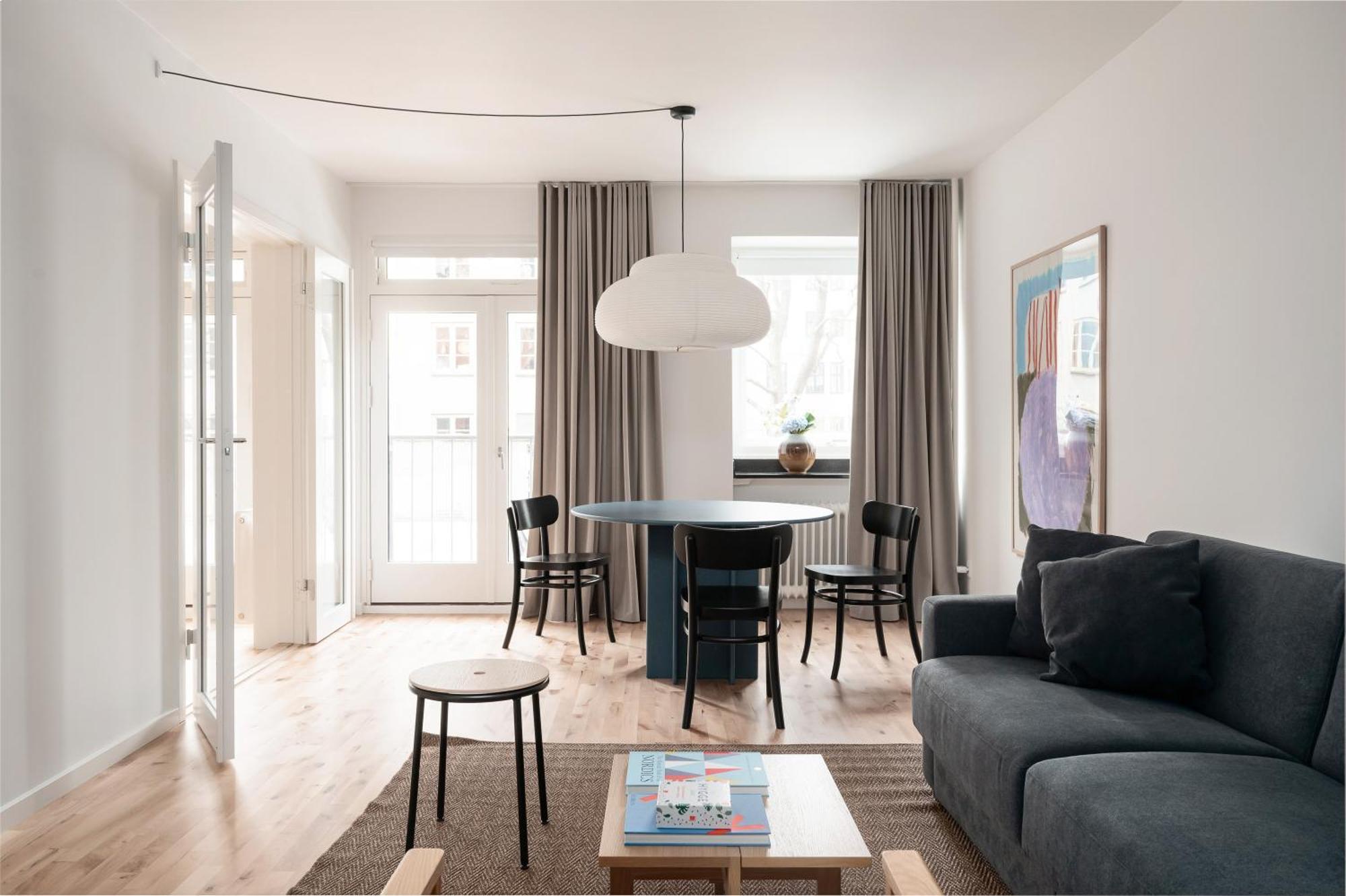 Queens Courtyard By Daniel&jacob's *