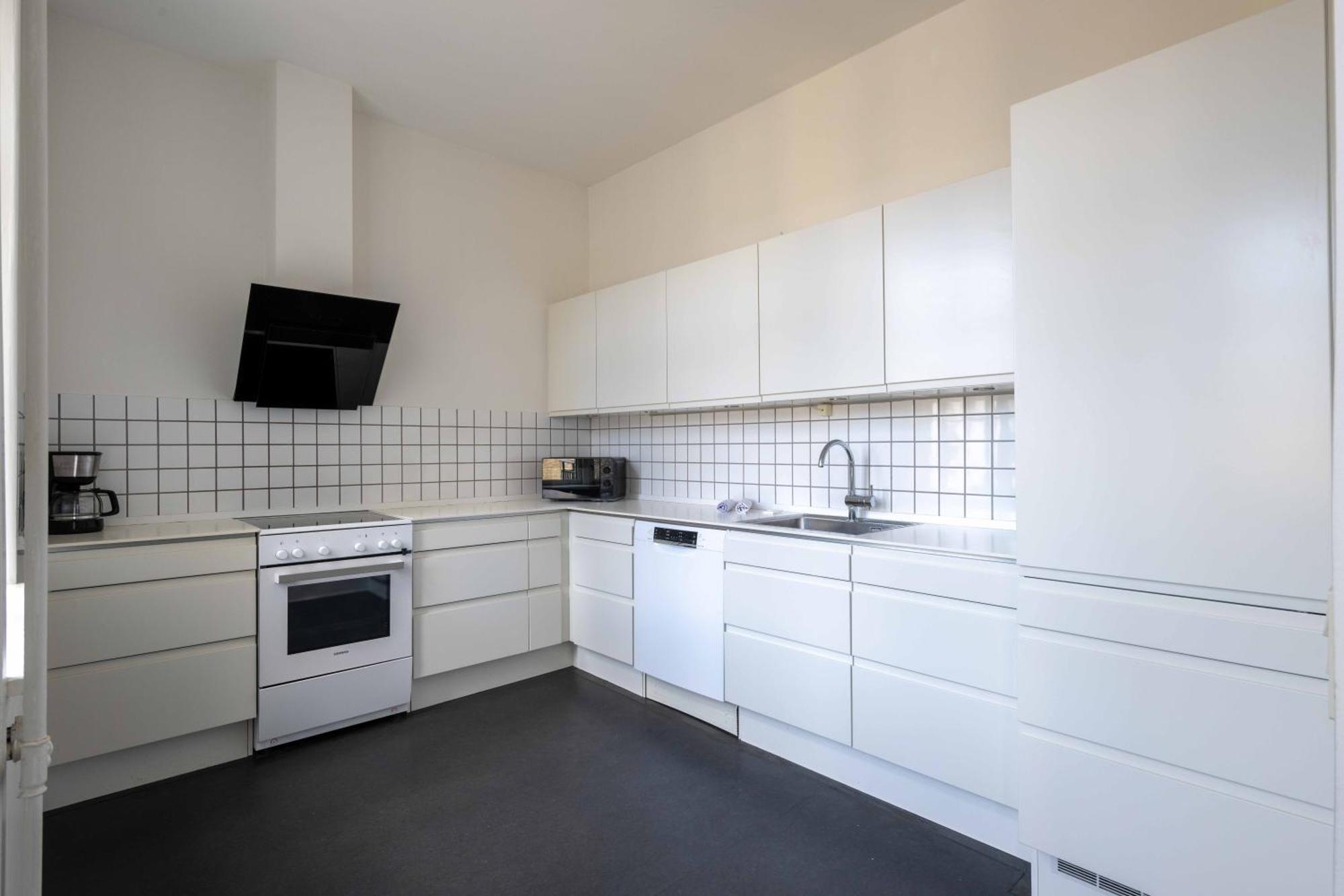 Apartment 3 Bedroom In Lovely Area *