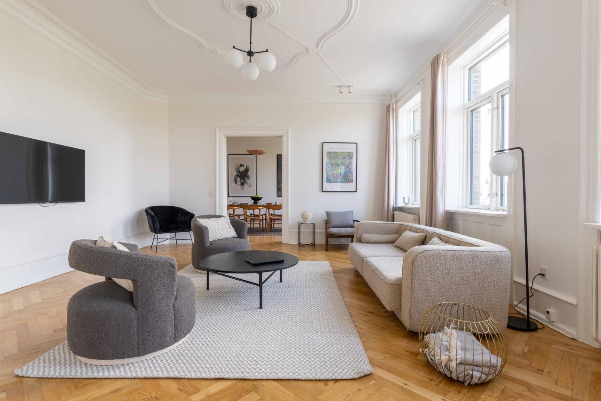 3 Bedroom In Lovely Area Apartment *