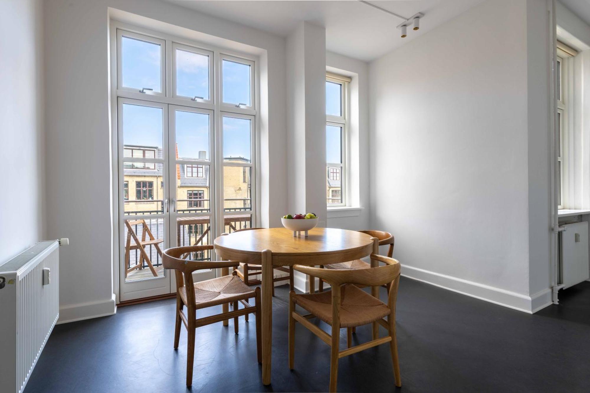 3 Bedroom In Lovely Area Apartment *