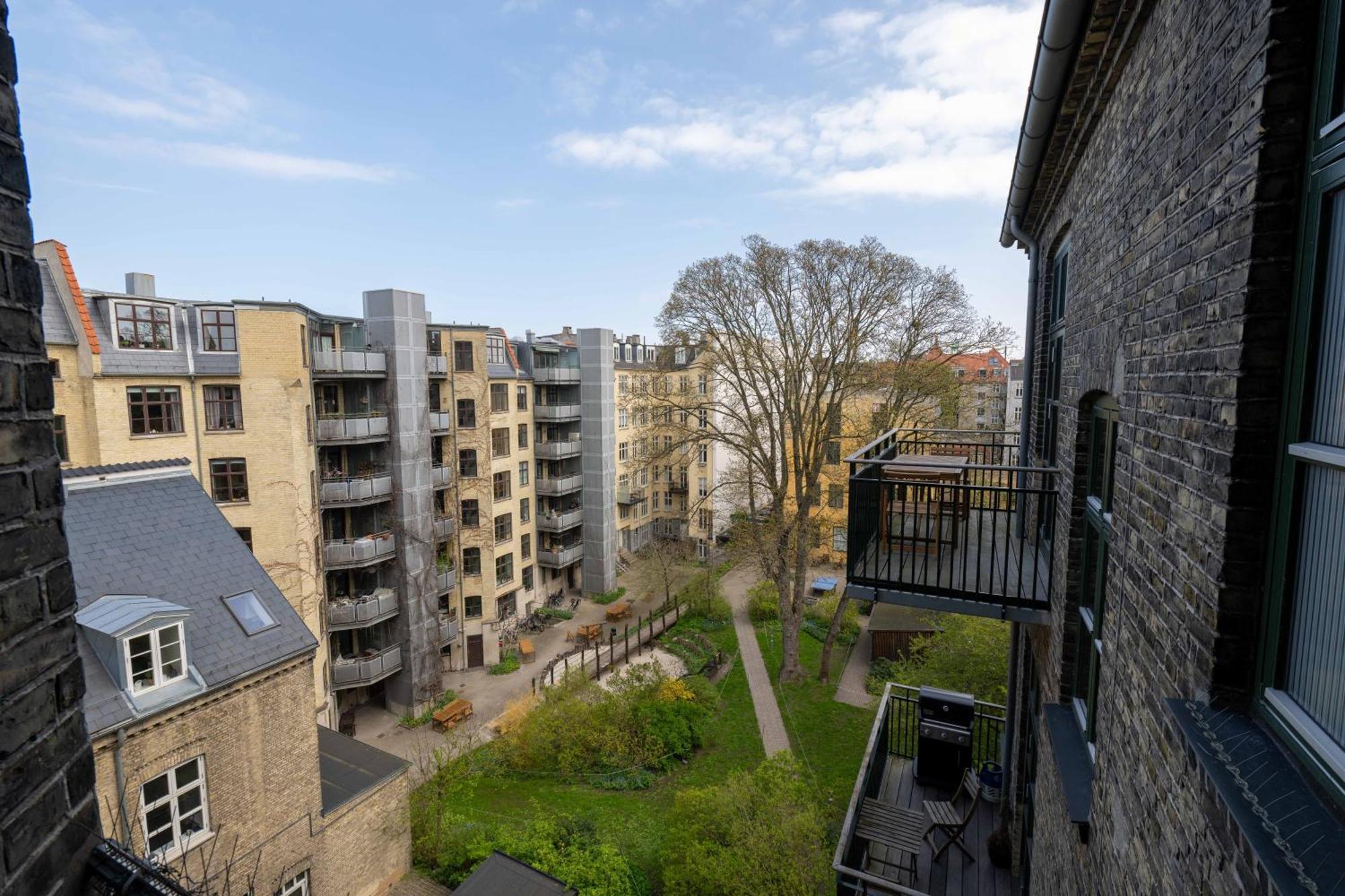 3 Bedroom In Lovely Area Apartment *