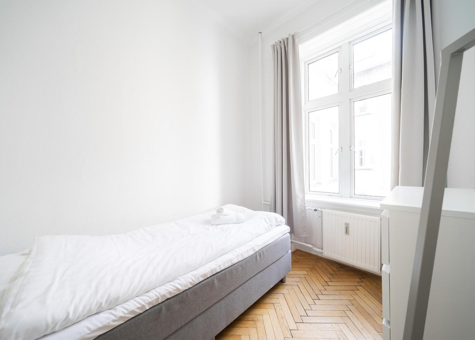 Fantastic 3-bed With French Balcony And Lake-views Kopenhagen