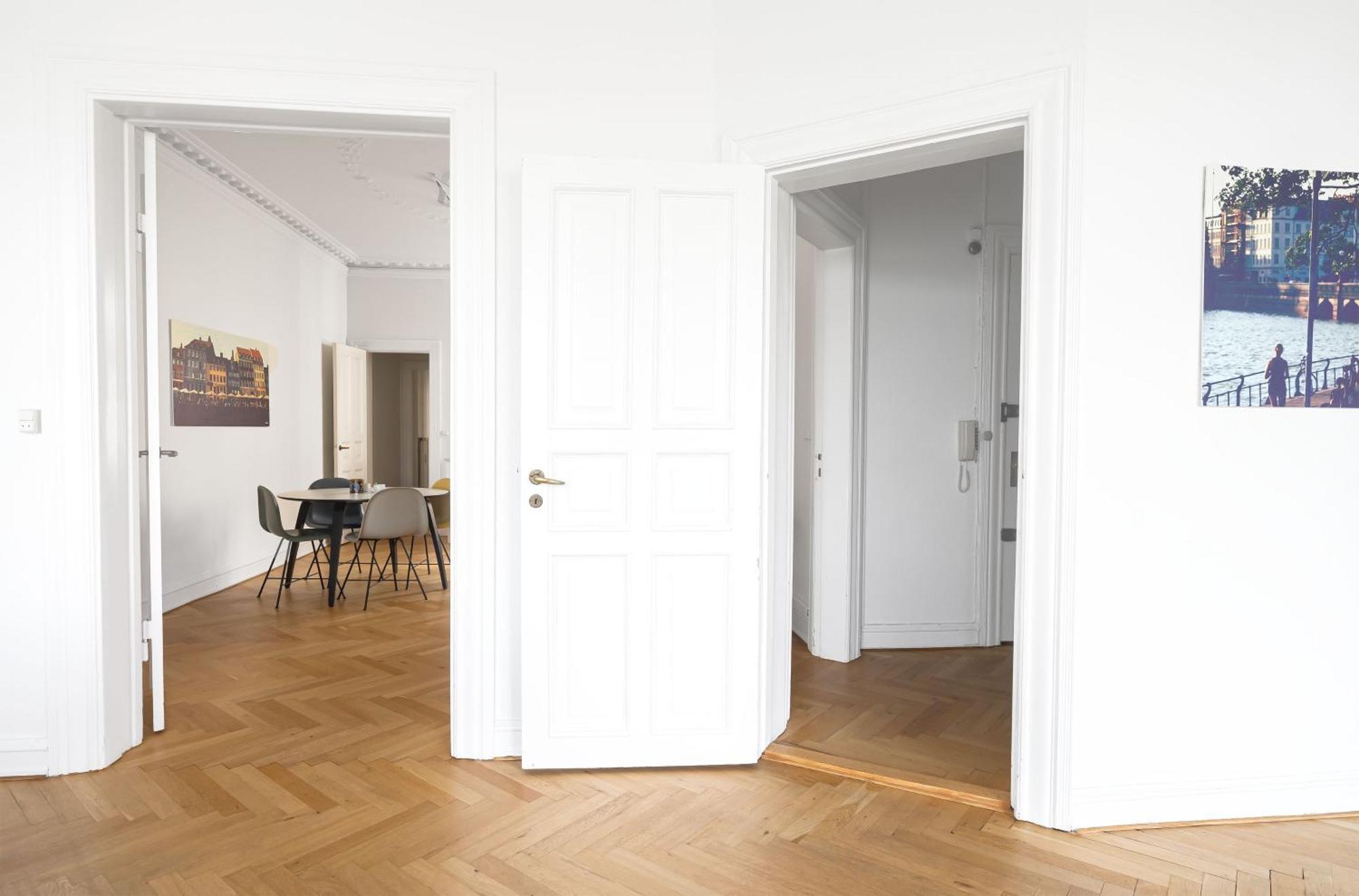 Fantastic 3-bed With French Balcony And Lake-views * Kopenhagen