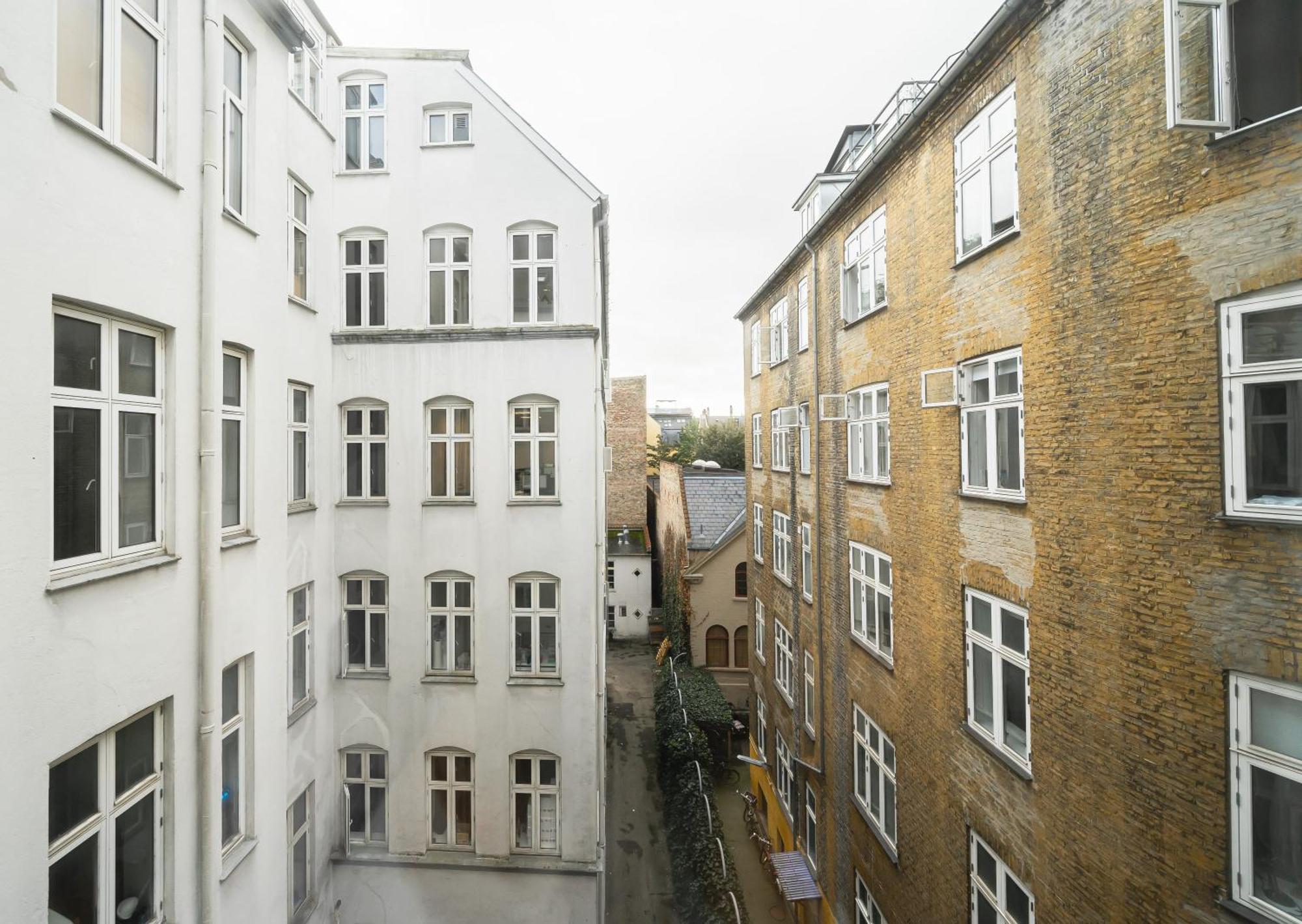 Fantastic 3-bed With French Balcony And Lake-views * Kopenhagen