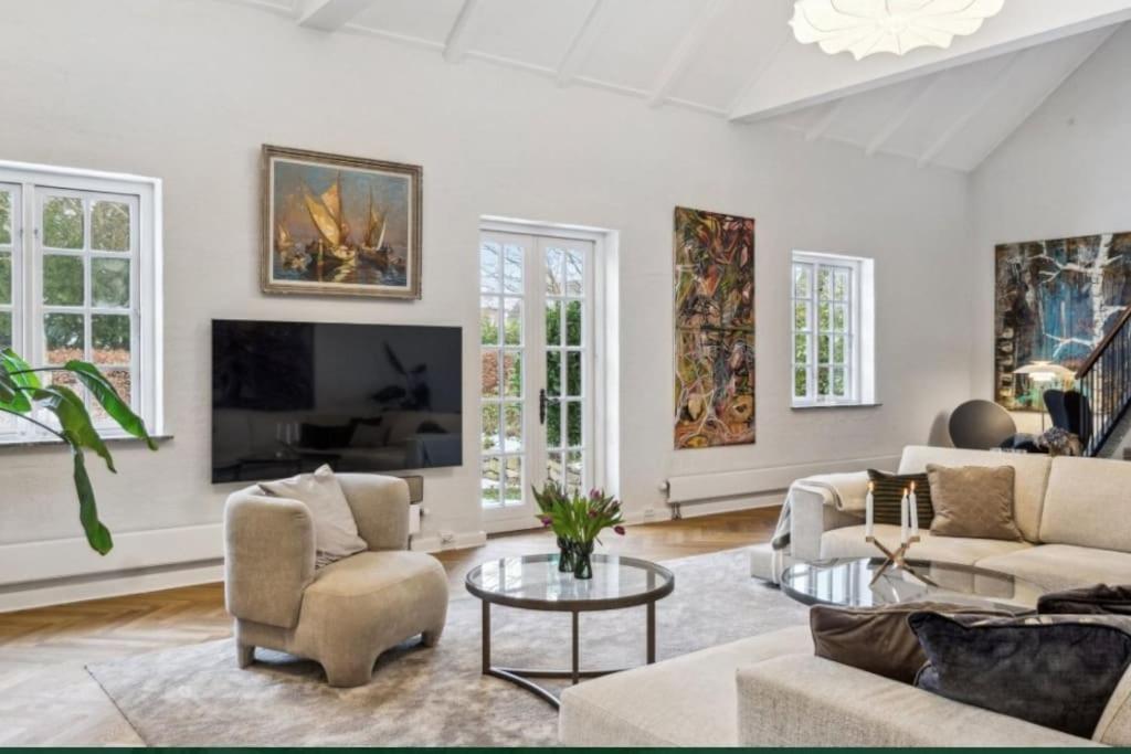 Villa Huge In Hellerup With A Large Garden - Very Close To