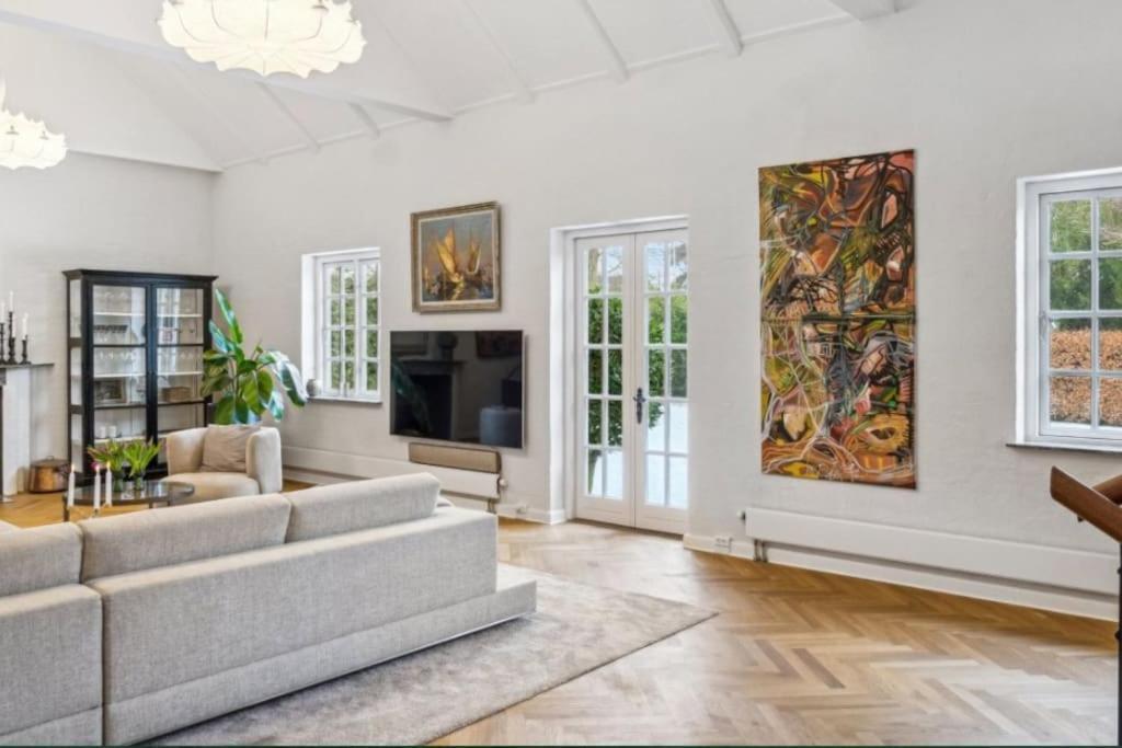 Huge In Hellerup With A Large Garden - Very Close To Villa