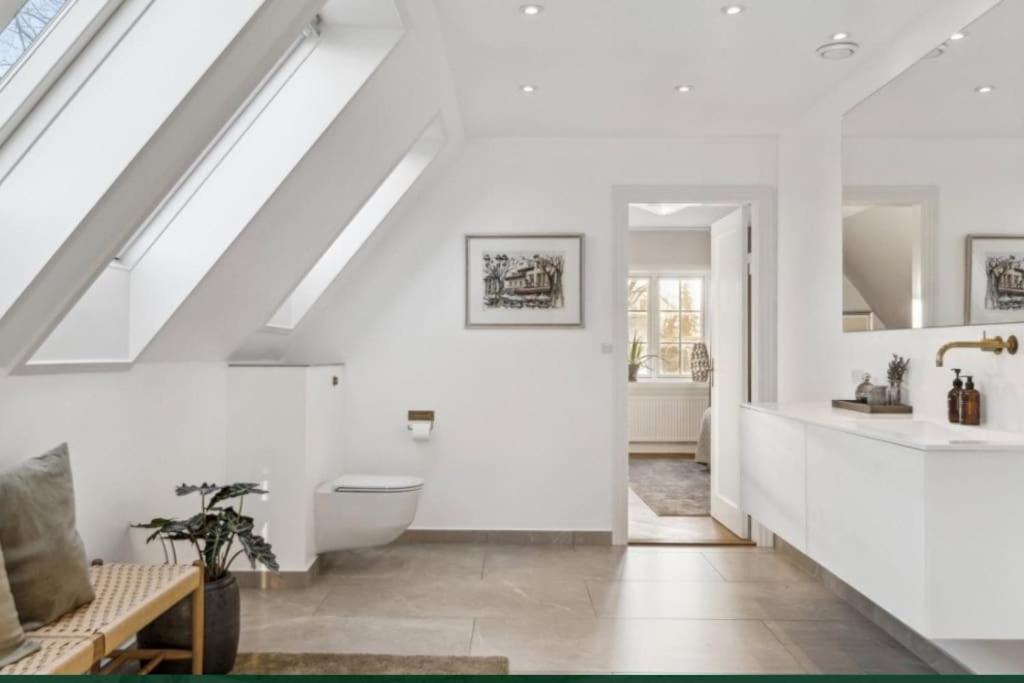 Villa Huge In Hellerup With A Large Garden - Very Close To