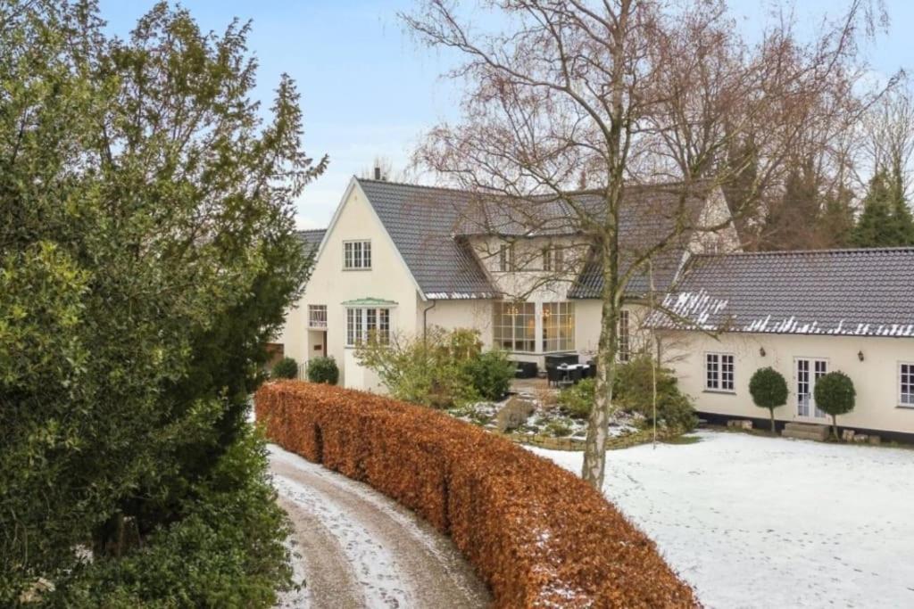 Huge In Hellerup With A Large Garden - Very Close To Villa *