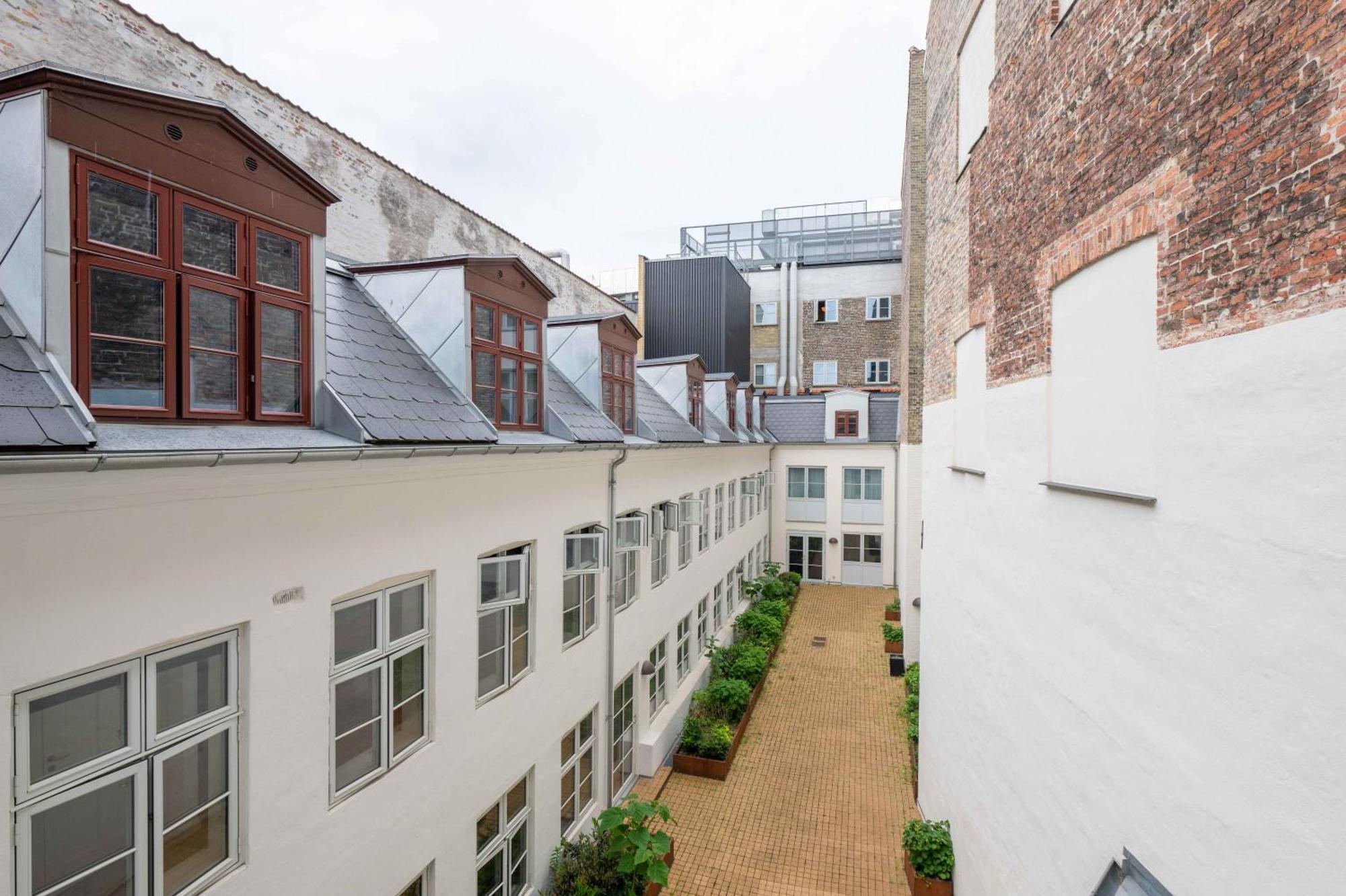 Flats On Location By Round Tower *