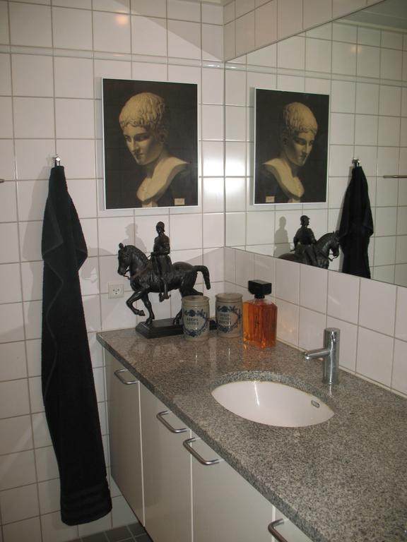Esben Juhls Guest