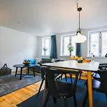 Sanders Central - Dreamy Three-Bedroom Apartment In The Middle Of It All