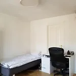 Bright & Cozy Room In Zone 1