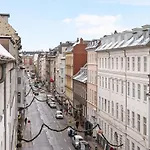 Sanders Monarch - Charming One-Bedroom Apartment With Two Balconies