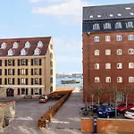 Sanders Frontier - Pleasant Three-Bedroom Apartment Near Royal Palace